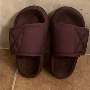 Yeezy slides in color oxblood